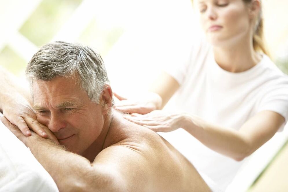 背部按摩可改善健康并增强男性的能力